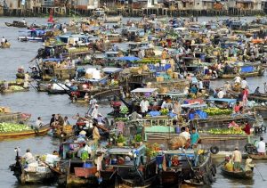 Khung cảnh tấp nập của chợ nổi Cái Bè