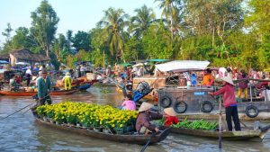 Chợ nổi là nét đặc trung khi du lịch miền tây